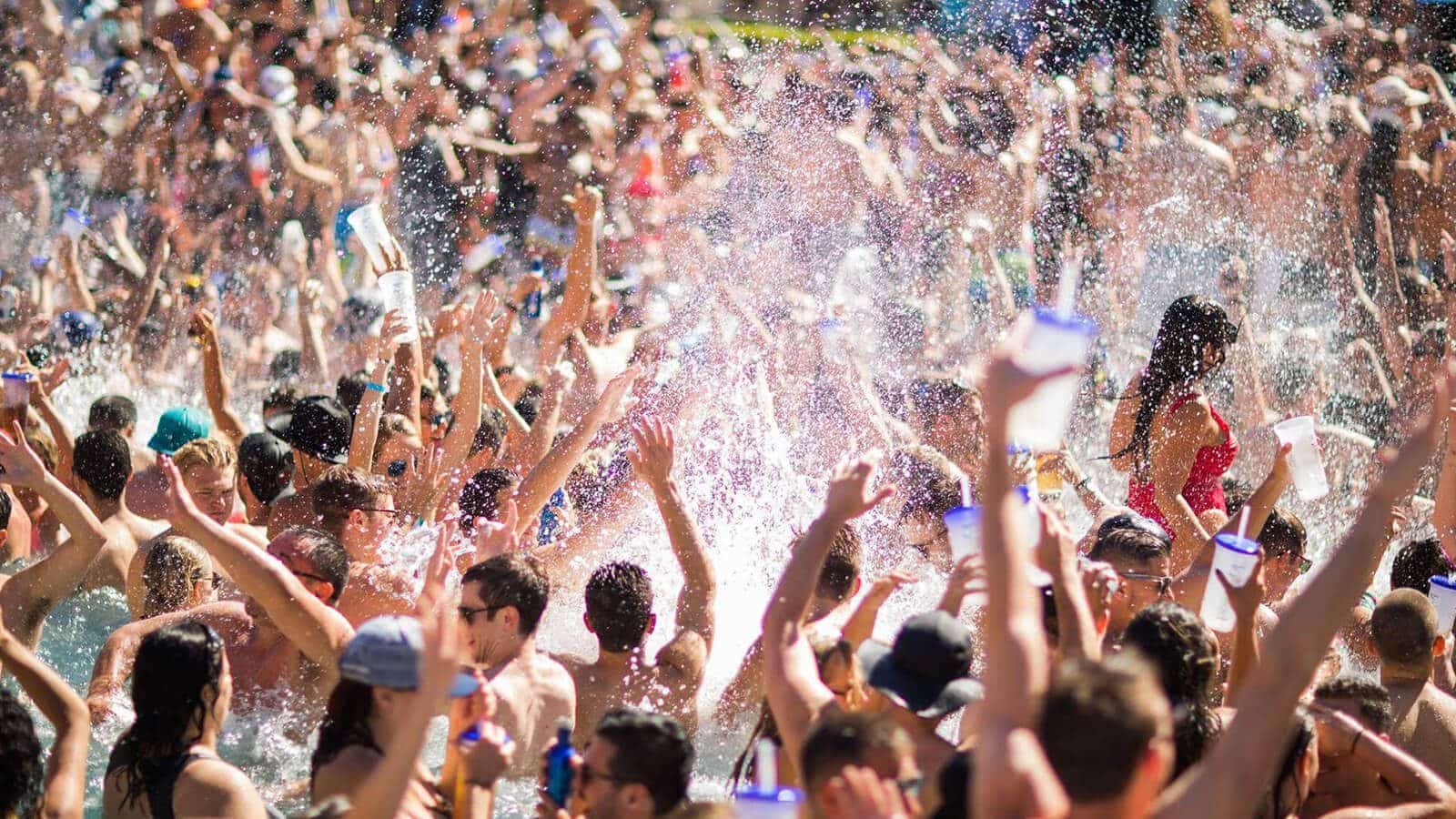 ✓ Wet Republic Ultra Pool