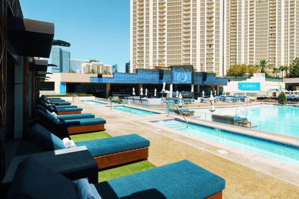 ✓ Wet Republic Ultra Pool